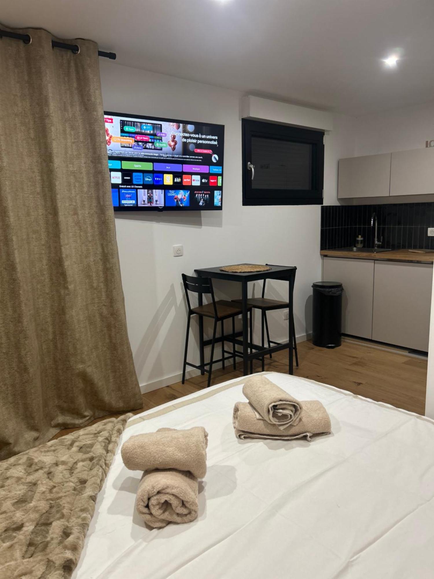 Studio Prestige Avec Terrasse Le Chene Dore Au Coeur Du Centre Touristique Cite Des Loisirs 200 M Du Galaxie,Face Au Snowworld Parking Gratuit Privatif Amnéville Exterior photo